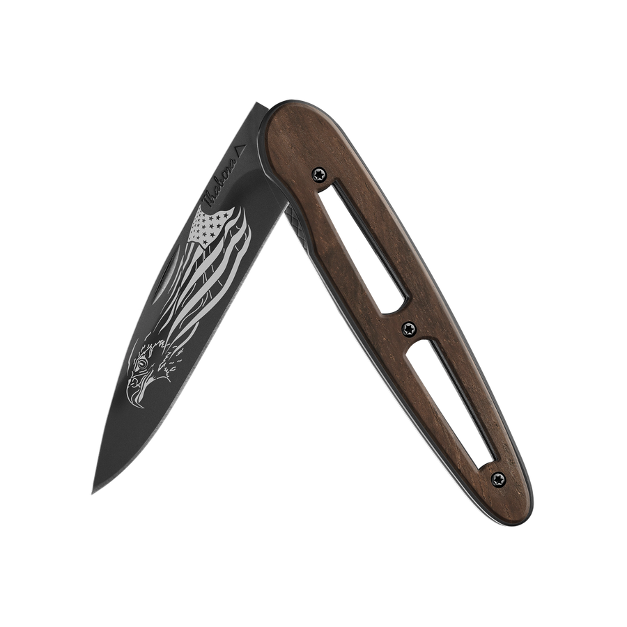 Couteau acier finition titane noir plaquette ajourée bois foncé motif «aigle américain»