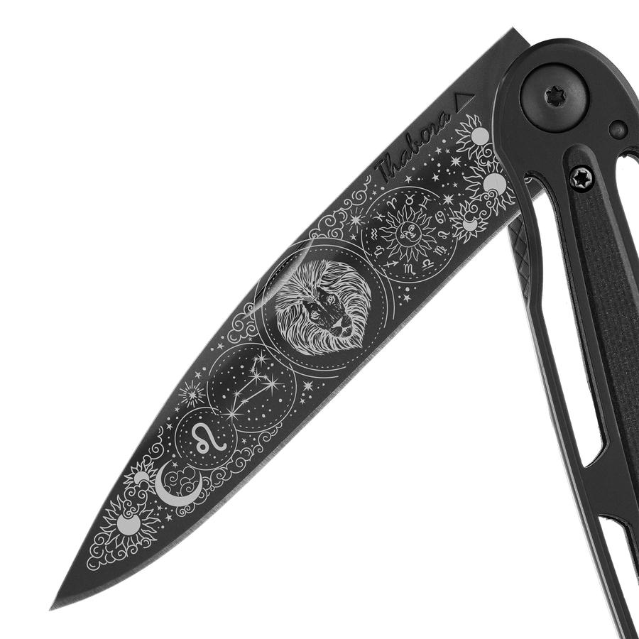 Couteau acier finition titane noir plaquette centrale résine g10 noir motif «zodiaque lion»