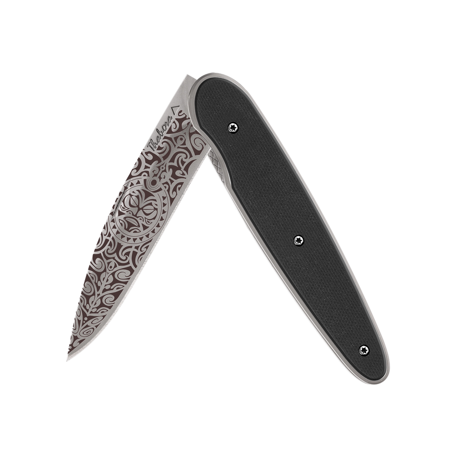 Couteau acier finition titane gris plaquette pleine résine g10 noir motif «tiki»