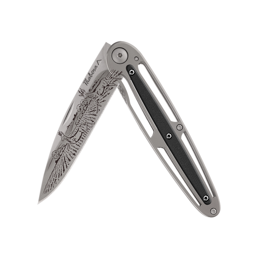 Couteau acier finition titane gris plaquette centrale résine g10 noir motif «chevreuil»
