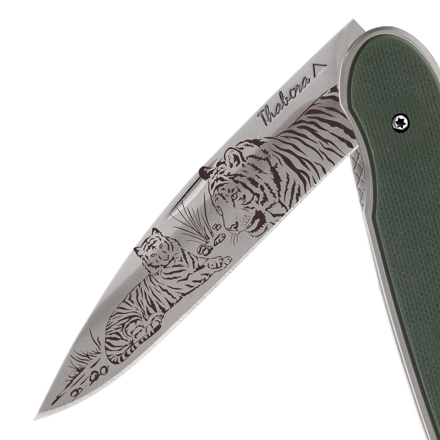 Couteau acier finition titane gris plaquette pleine résine g10 kaki motif «tigres»