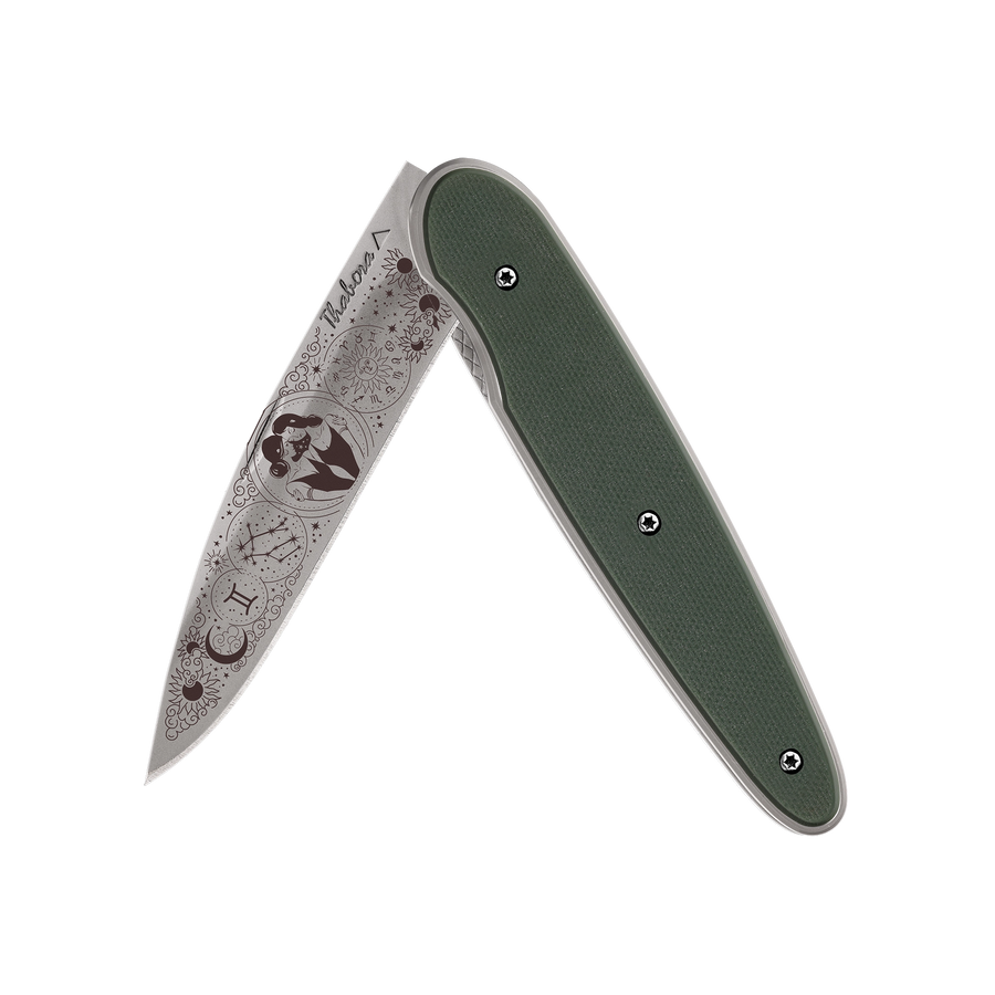 Couteau acier finition titane gris plaquette pleine résine g10 kaki motif «zodiaque gémeaux»