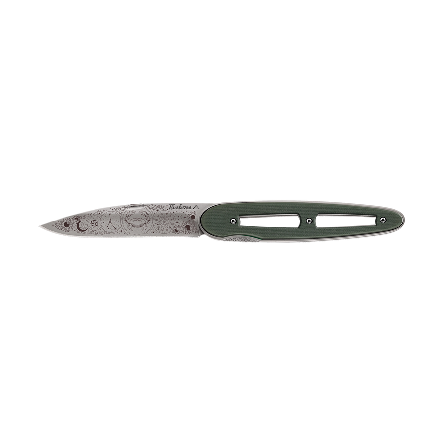 Couteau acier finition titane gris plaquette ajourée résine g10 kaki motif «zodiaque cancer»