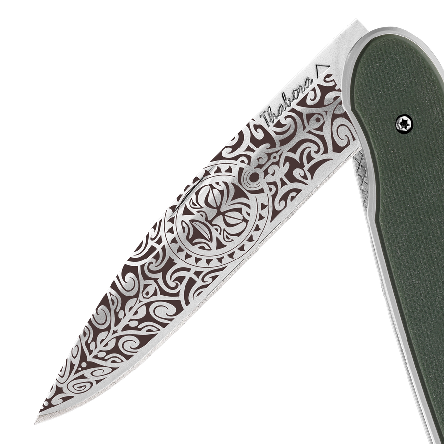 Couteau acier finition brillante plaquette pleine résine g10 kaki motif «tiki»