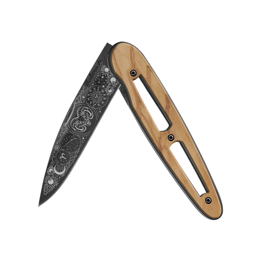 Couteau acier finition titane noir plaquette ajourée bois clair motif «zodiaque bélier»