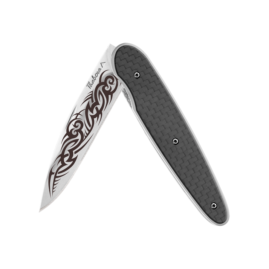 Couteau acier finition brillante plaquette pleine carbone motif «tribal gothique»