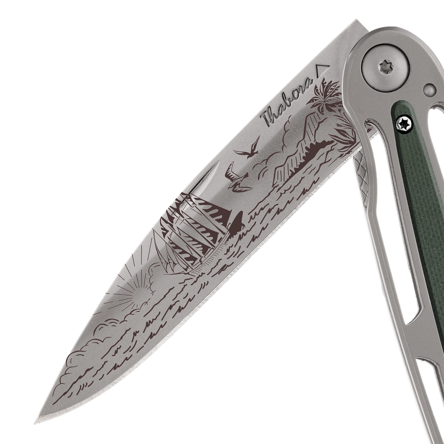 Couteau acier finition titane gris plaquette centrale résine g10 kaki motif «voilier»