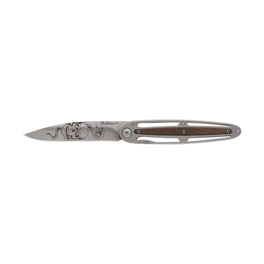 Couteau acier finition titane gris plaquette centrale bois foncé motif «tête de mort serpent»