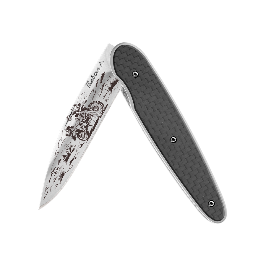 Couteau acier finition brillante plaquette pleine carbone motif «trail»