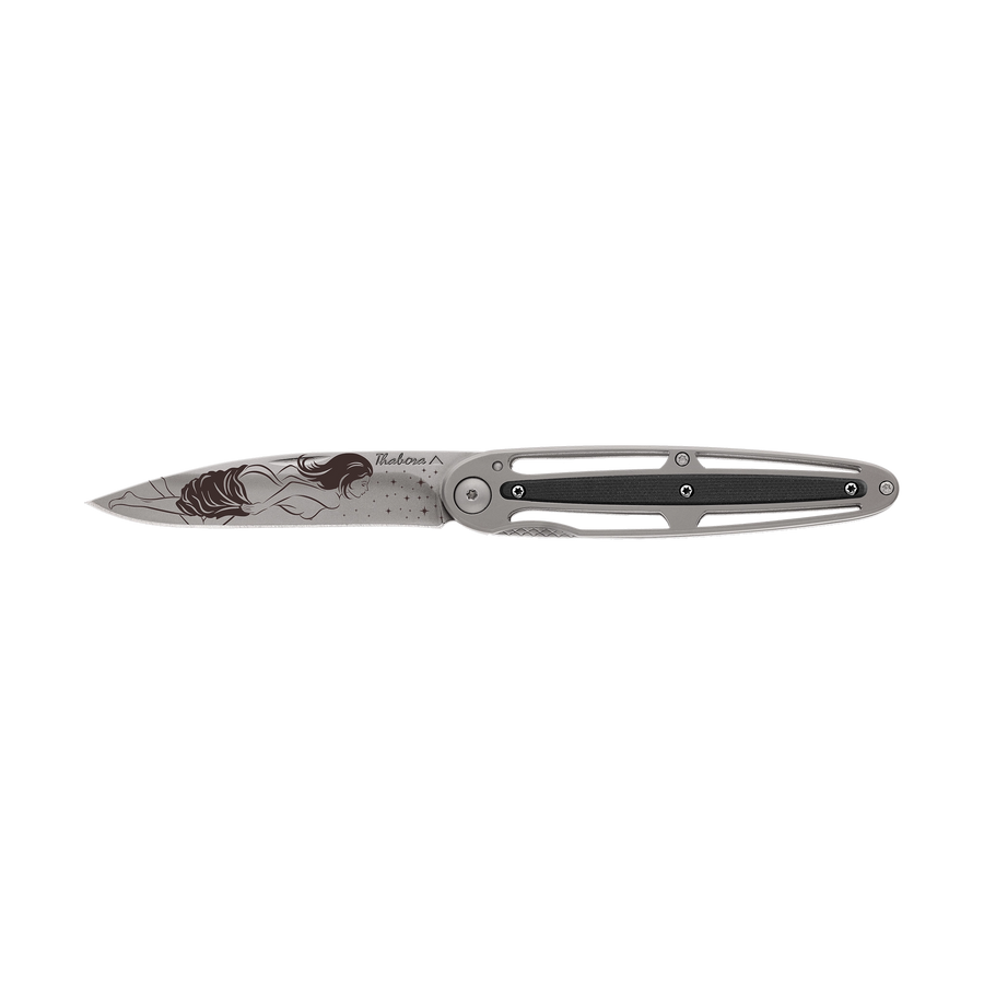 Couteau acier finition titane gris plaquette centrale résine g10 noir motif «femme dénudée»