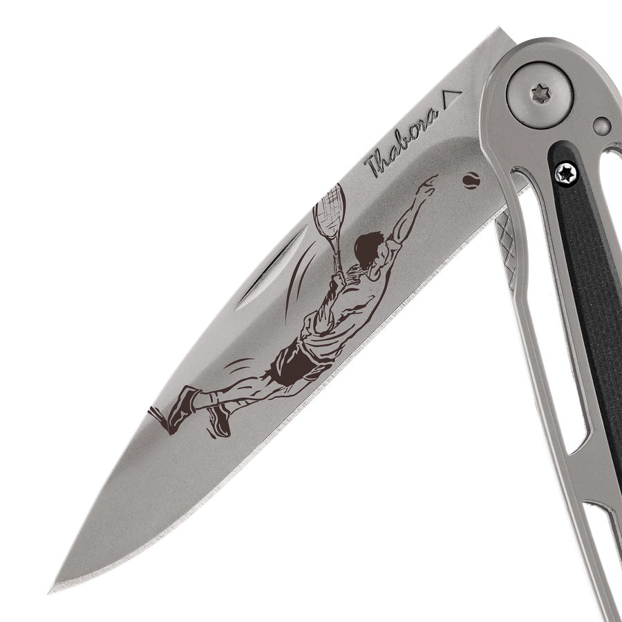 Couteau acier finition titane gris plaquette centrale résine g10 noir motif «tennisman»