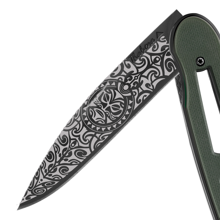 Couteau acier finition titane noir plaquette ajourée résine g10 kaki motif «tiki»