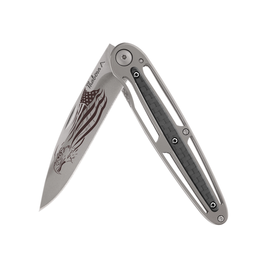 Couteau acier finition titane gris plaquette centrale carbone motif «aigle américain»