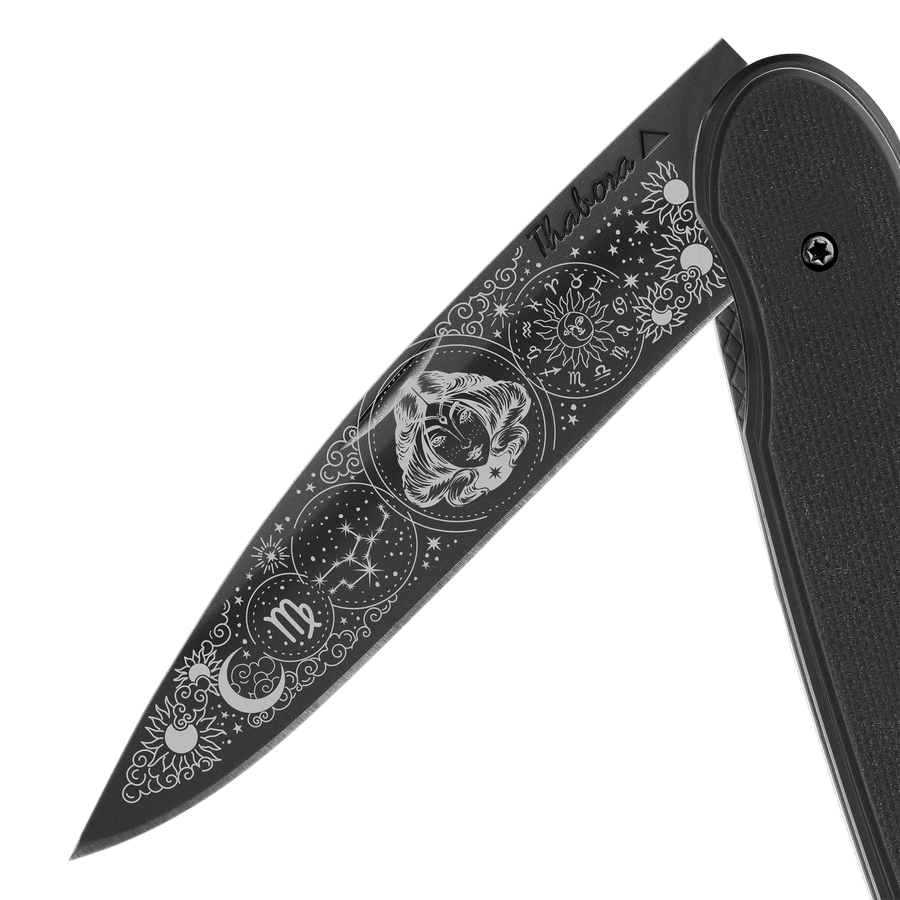 Couteau acier finition titane noir plaquette pleine résine g10 noir motif «zodiaque vierge»