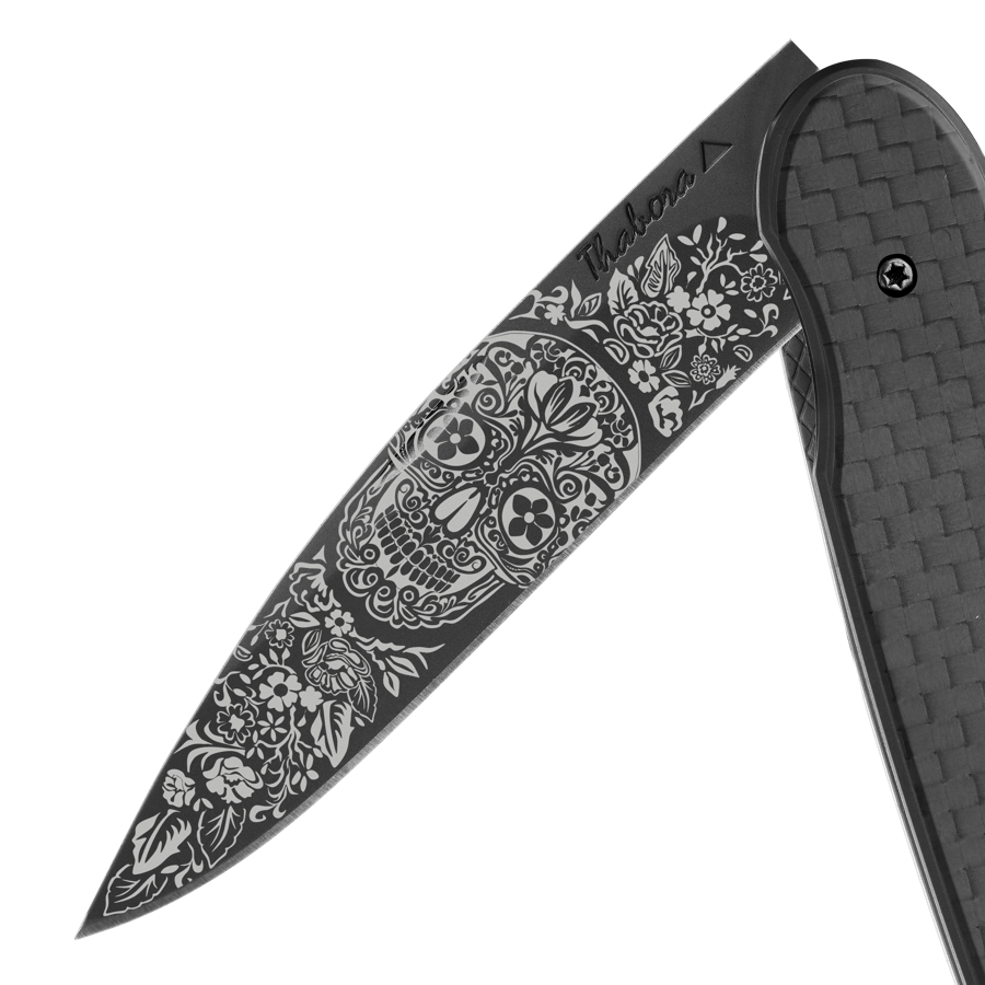 Couteau acier finition titane noir plaquette pleine carbone motif «tête mexicaine»