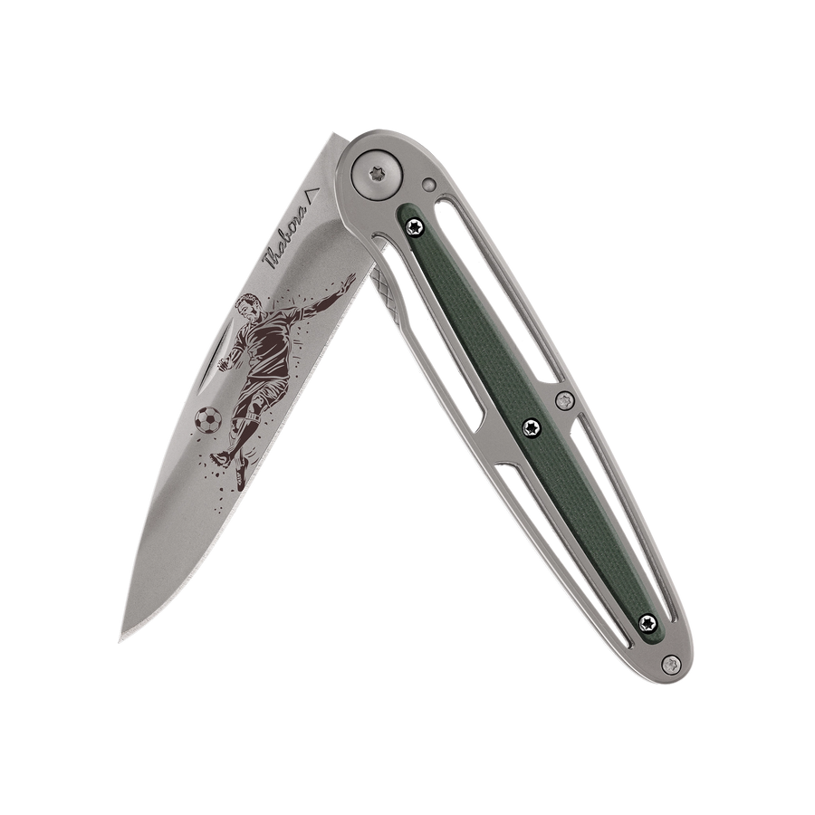 Couteau acier finition titane gris plaquette centrale résine g10 kaki motif «footballeur»