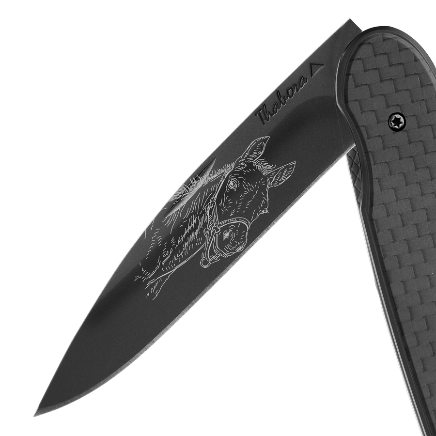 Couteau acier finition titane noir plaquette pleine carbone motif «poulain»