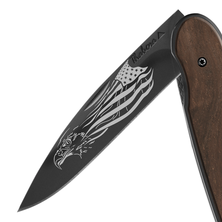 Couteau acier finition titane noir plaquette pleine bois foncé motif «aigle américain»