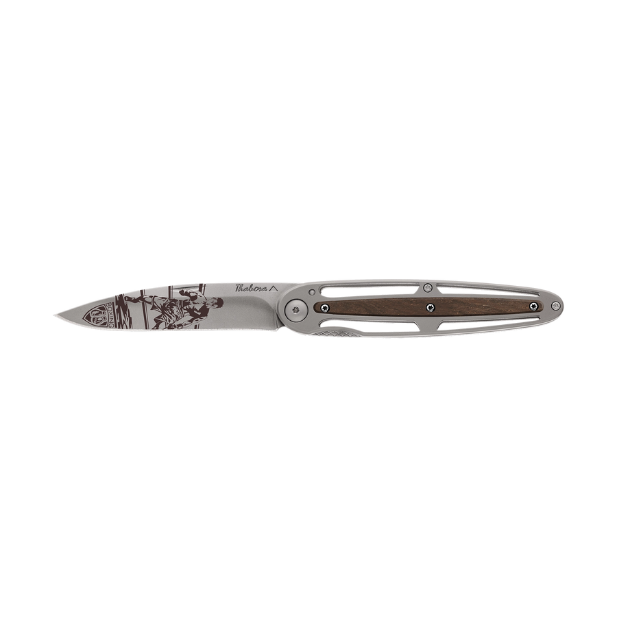 Couteau acier finition titane gris plaquette centrale bois foncé motif «boxeur»