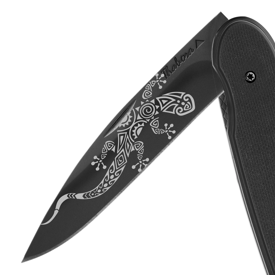 Couteau acier finition titane noir plaquette pleine résine g10 noir motif «salamandre tribale»