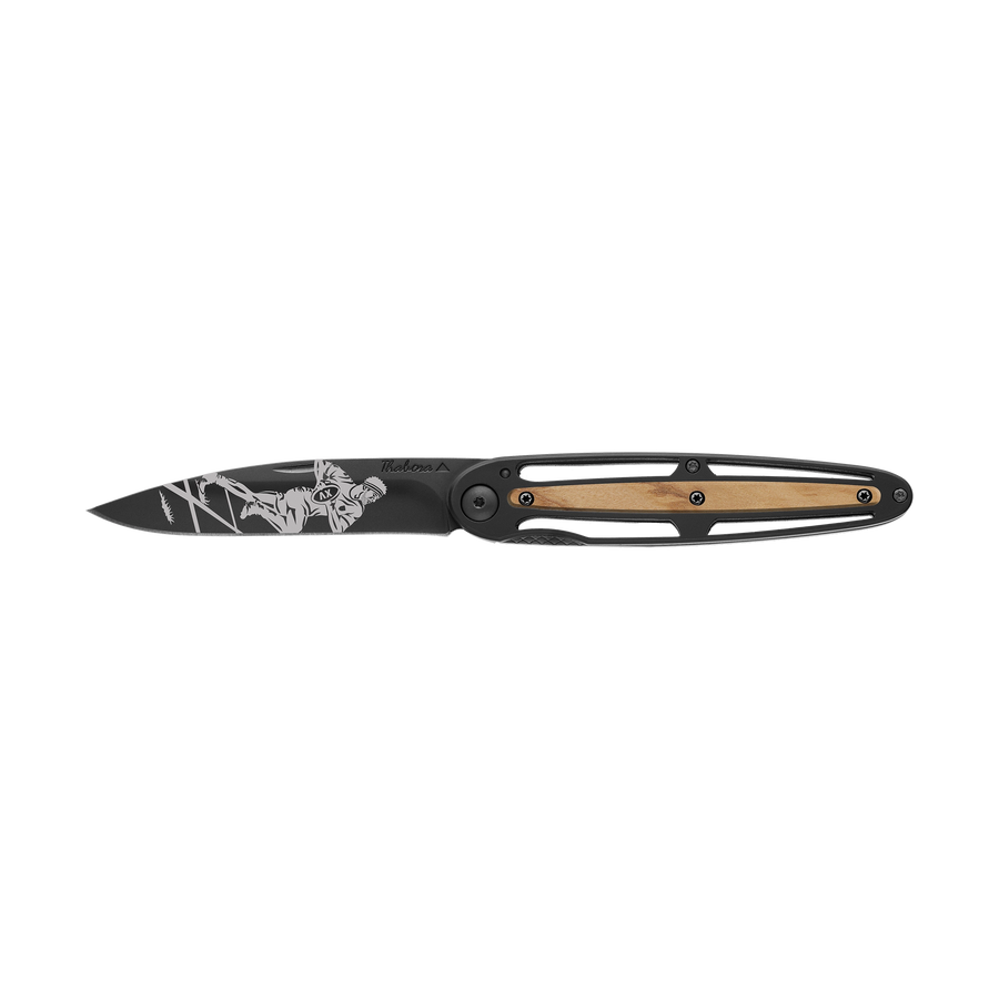 Couteau acier finition titane noir plaquette centrale bois clair motif «rugbyman»