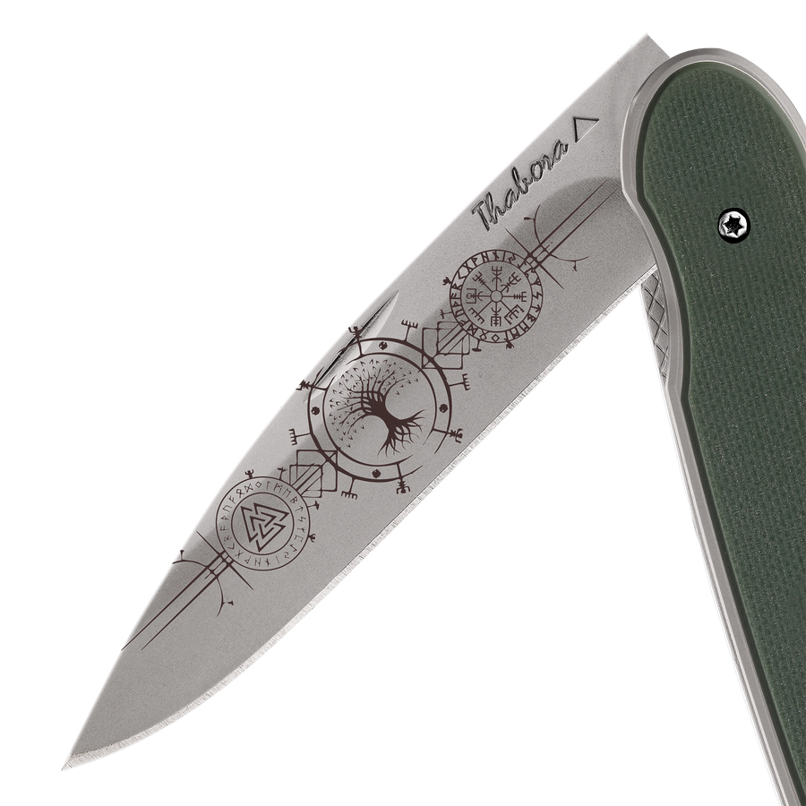 Couteau acier finition titane gris plaquette pleine résine g10 kaki motif «runes viking»