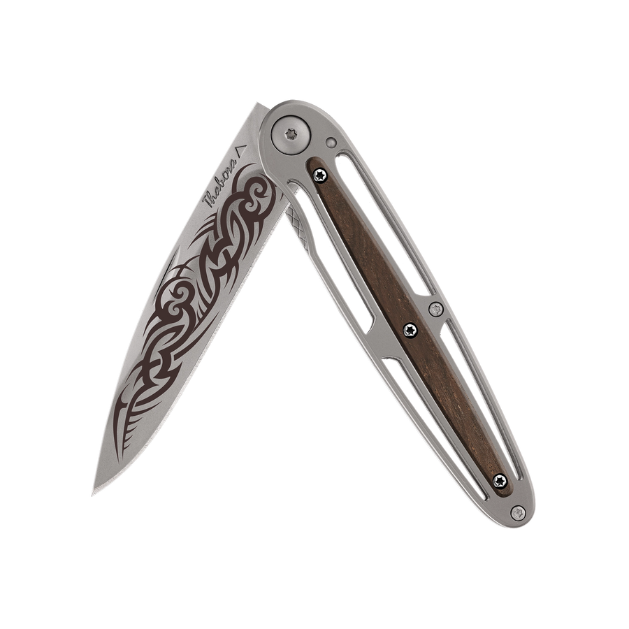 Couteau acier finition titane gris plaquette centrale bois foncé motif «tribal gothique»