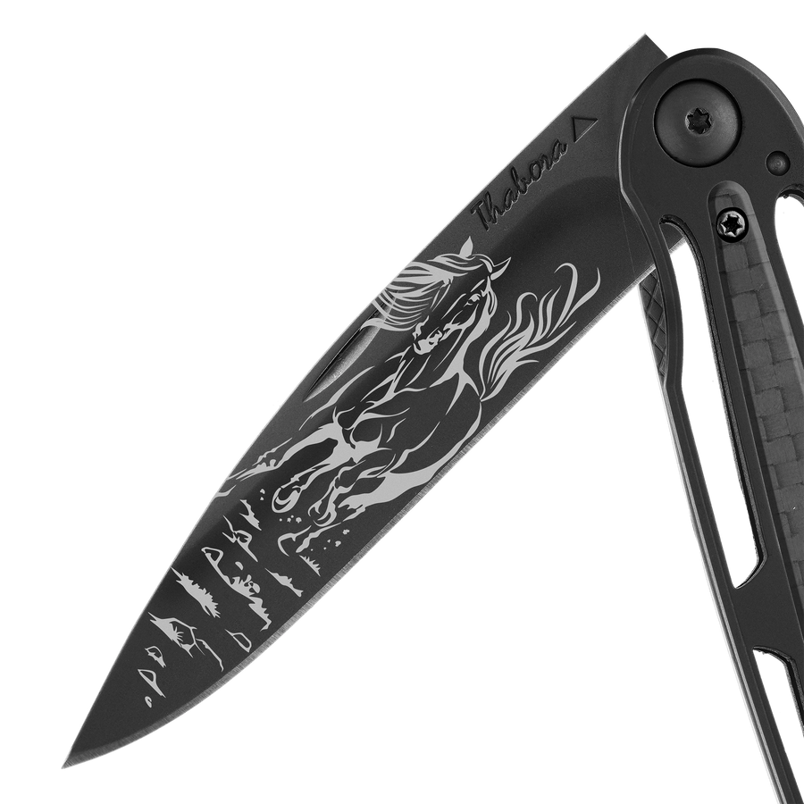 Couteau acier finition titane noir plaquette centrale carbone motif «cheval»