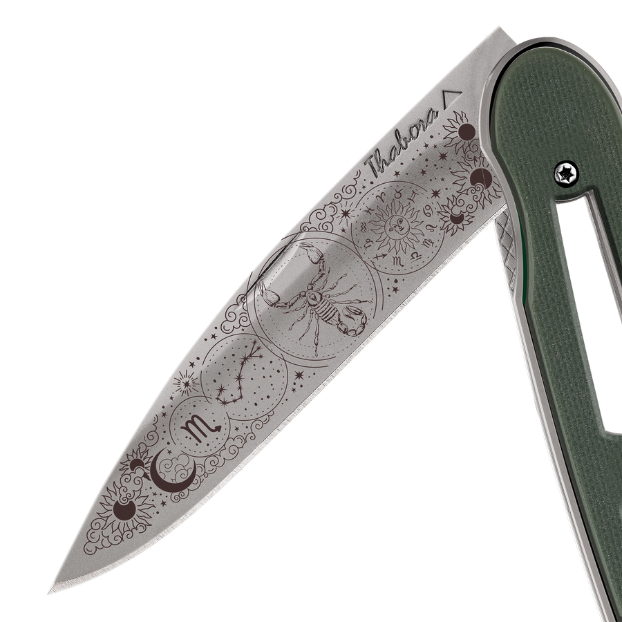 Couteau acier finition titane gris plaquette ajourée résine g10 kaki motif «zodiaque scorpion»