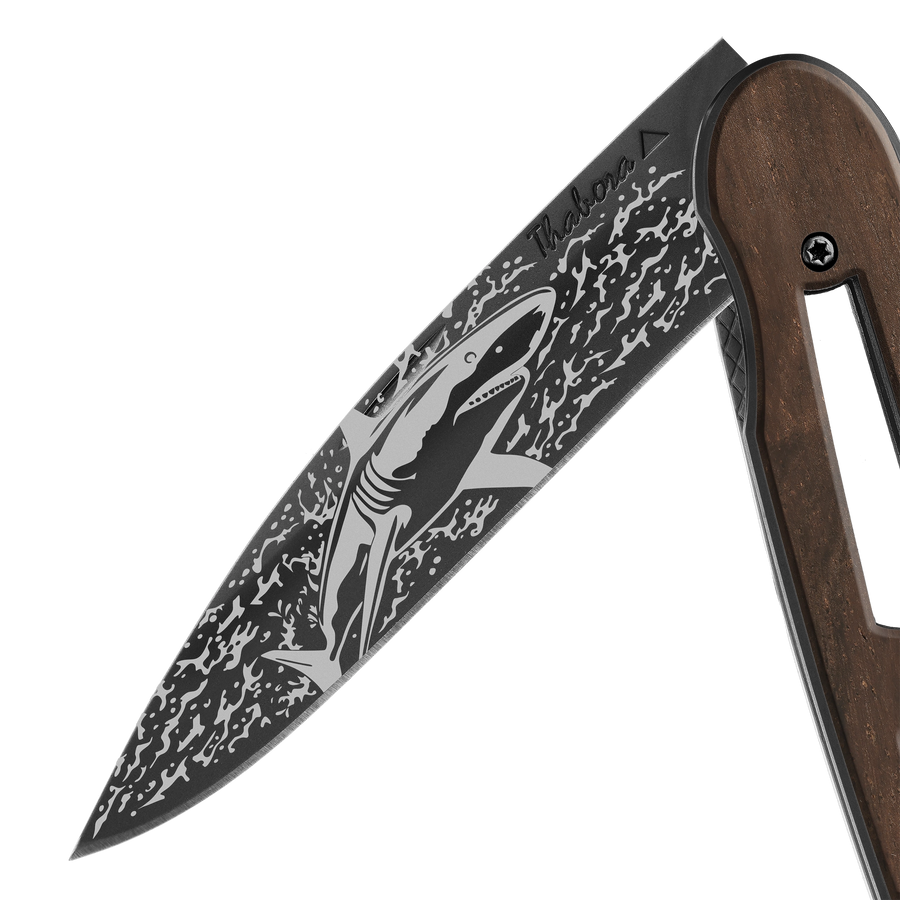 Couteau acier finition titane noir plaquette ajourée bois foncé motif «requin»