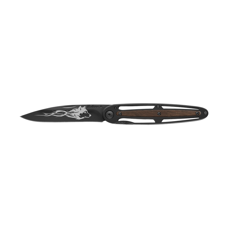 Couteau acier finition titane noir plaquette centrale bois foncé motif «loup tribal»
