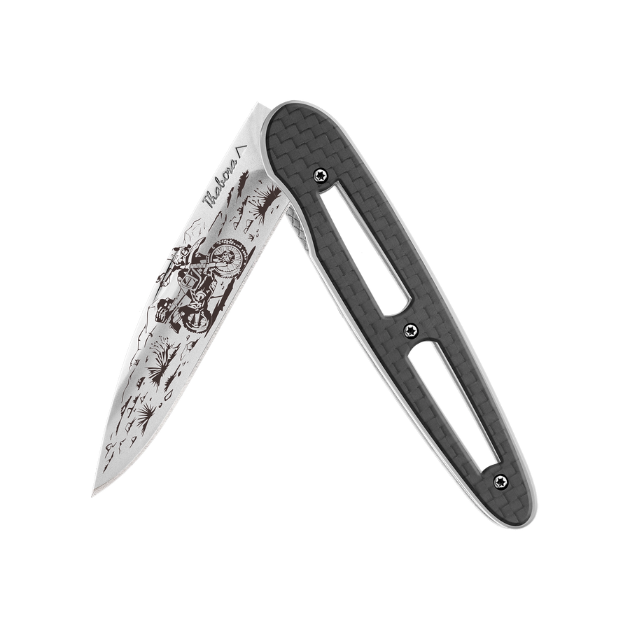Couteau acier finition brillante plaquette ajourée carbone motif «trail»