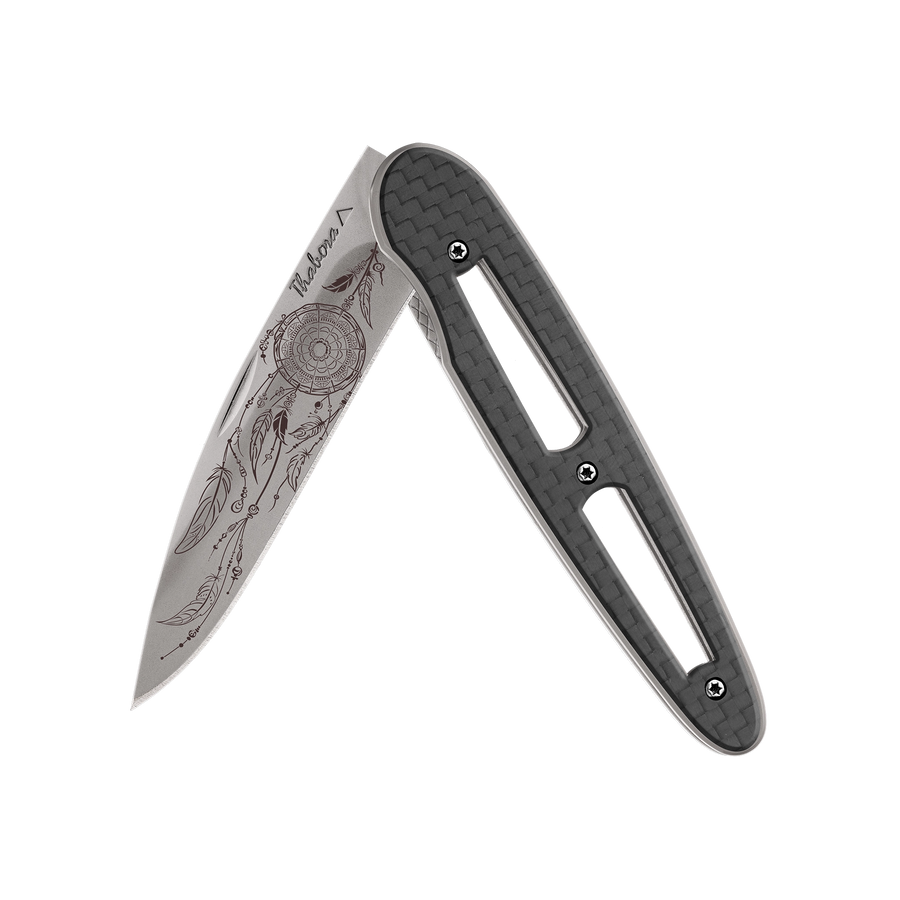 Couteau acier finition titane gris plaquette ajourée carbone motif «attrape rêves»