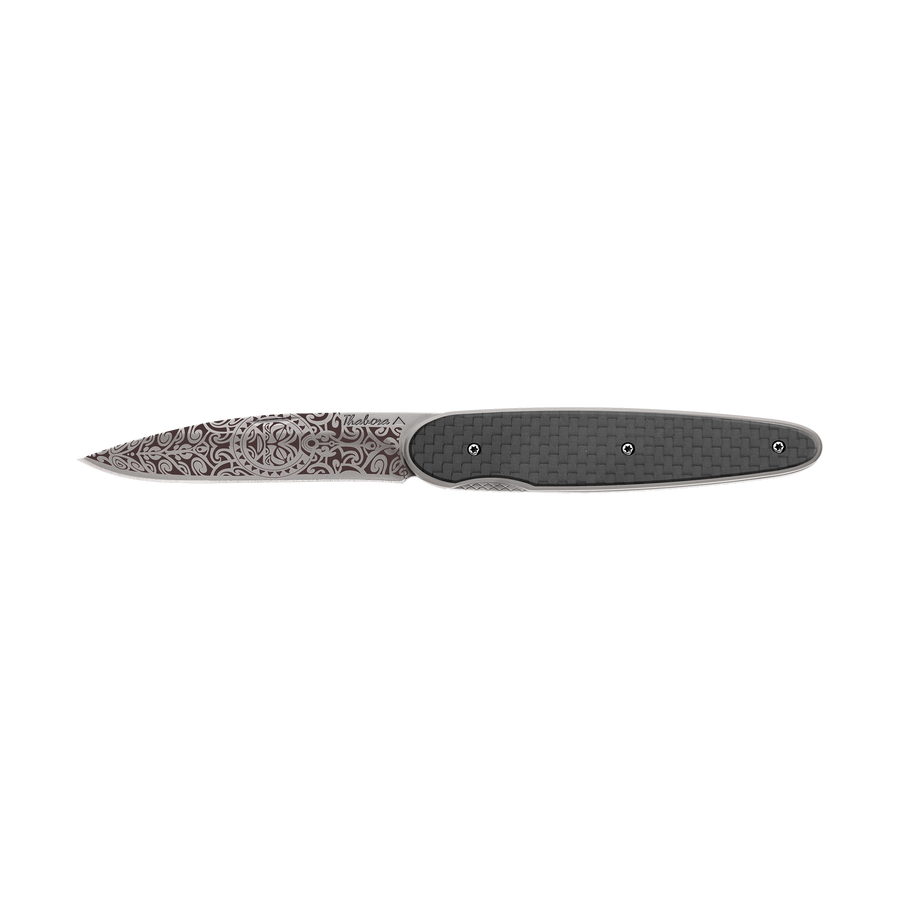 Couteau acier finition titane gris plaquette pleine carbone motif «tiki»
