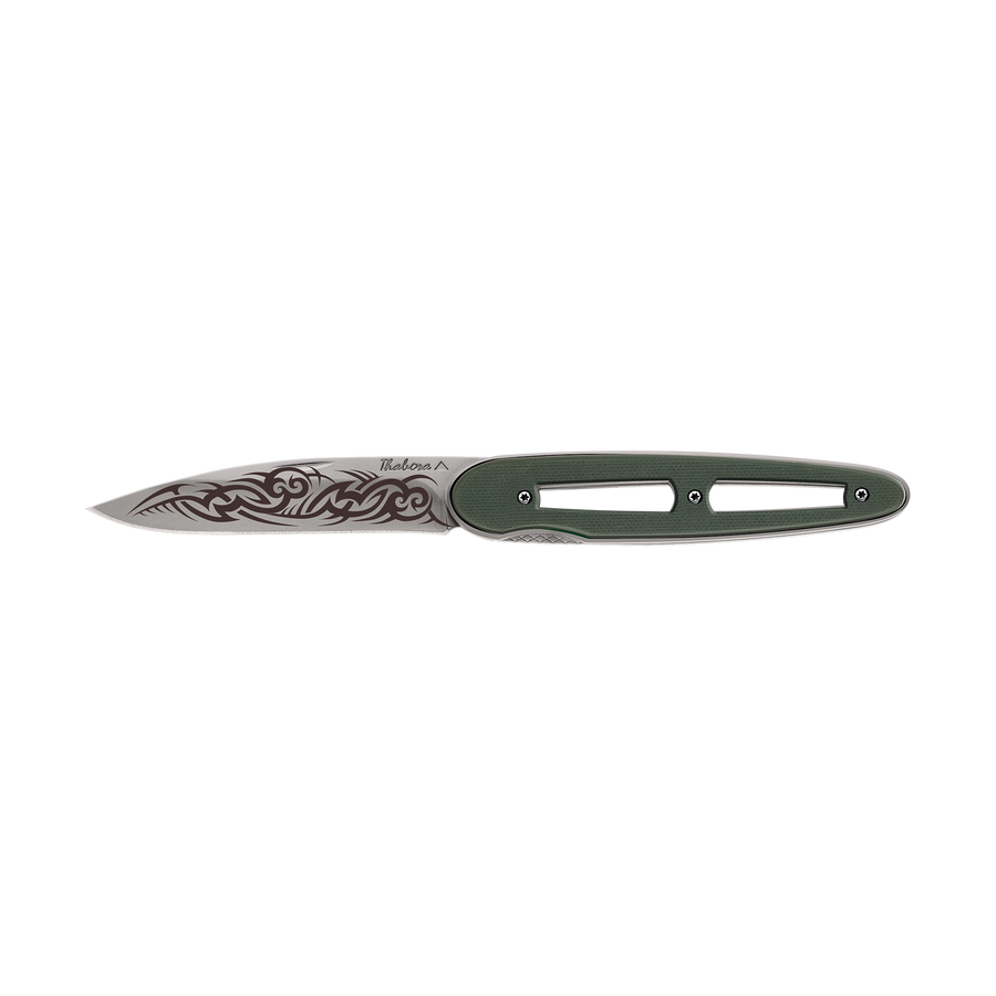 Couteau acier finition titane gris plaquette ajourée résine g10 kaki motif «tribal gothique»