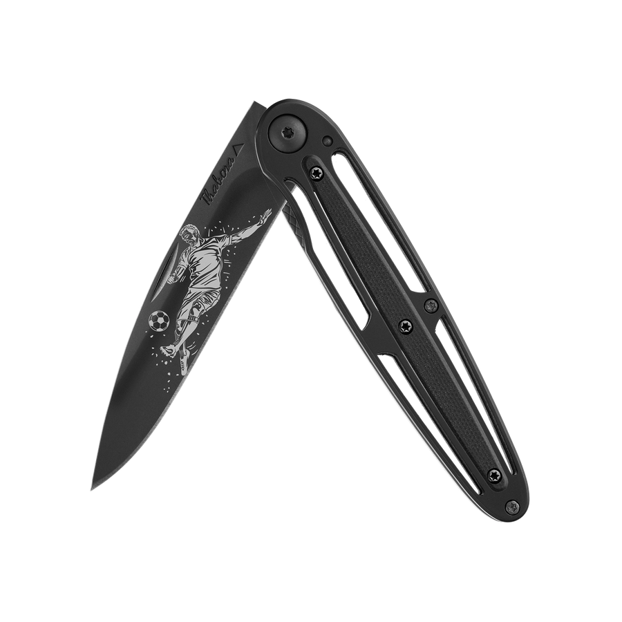 Couteau acier finition titane noir plaquette centrale résine g10 noir motif «footballeur»