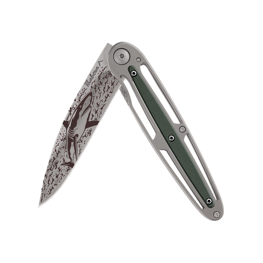 Couteau acier finition titane gris plaquette centrale résine g10 kaki motif «requin»