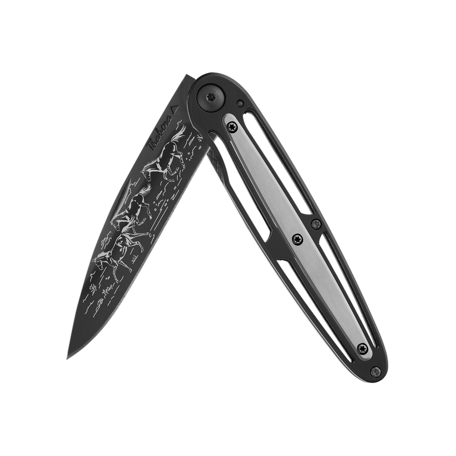 Couteau acier finition titane noir plaquette centrale acier brossé motif «chevaux sauvages»