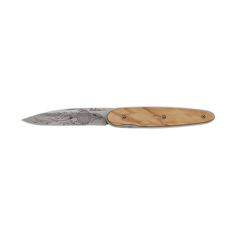 Couteau acier finition titane gris plaquette pleine bois clair motif «attrape rêves»