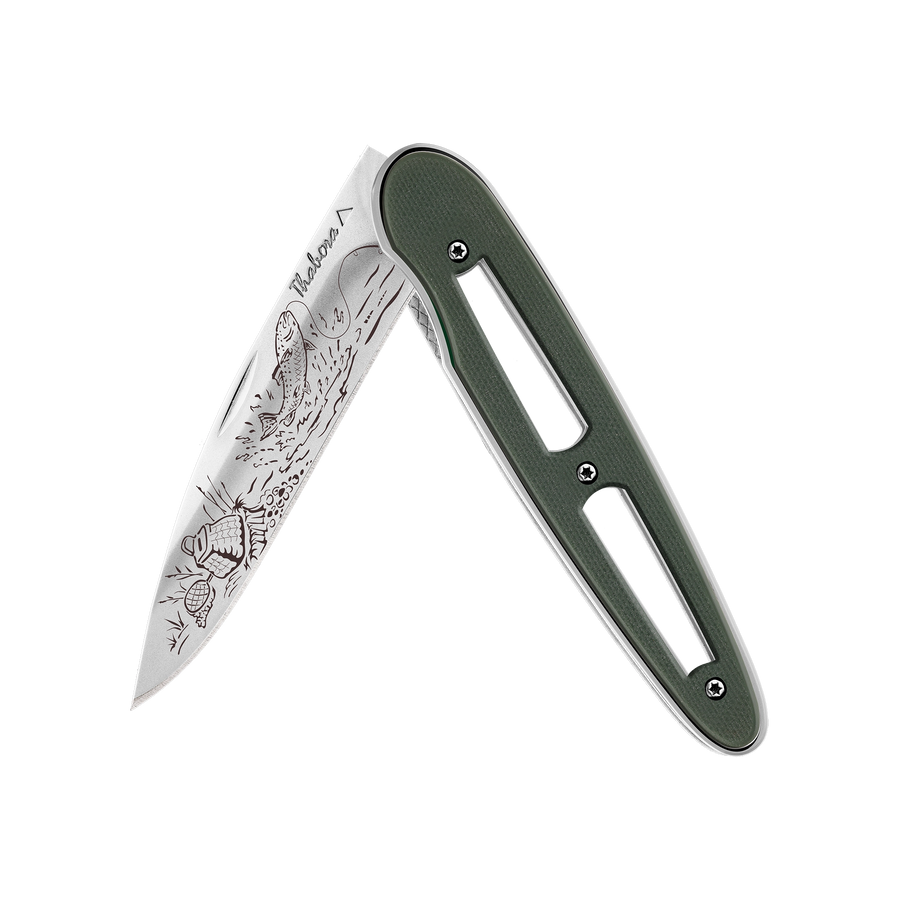 Couteau acier finition brillante plaquette ajourée résine g10 kaki motif «pêche rivière»