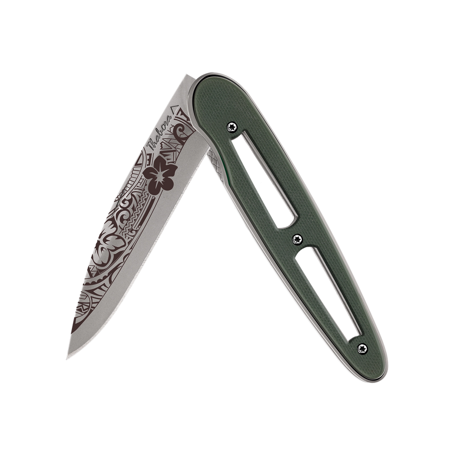 Couteau acier finition titane gris plaquette ajourée résine g10 kaki motif «polynésien»