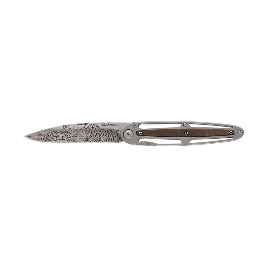Couteau acier finition titane gris plaquette centrale bois foncé motif «tigres»