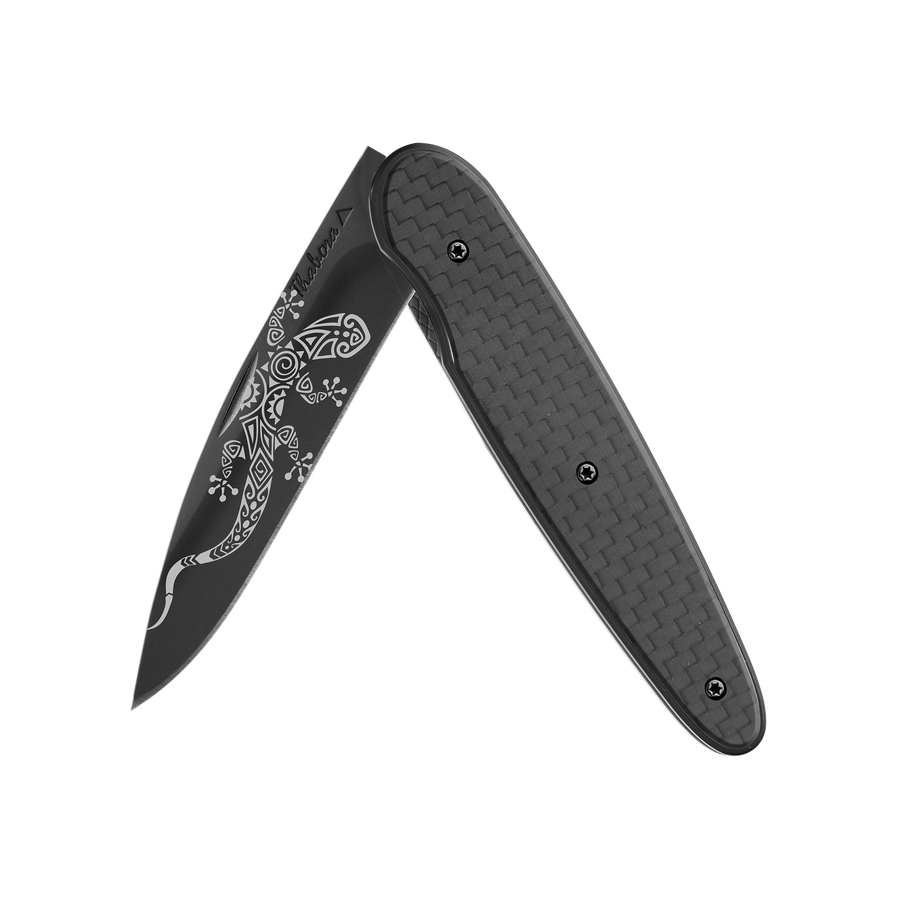 Couteau acier finition titane noir plaquette pleine carbone motif «salamandre tribale»