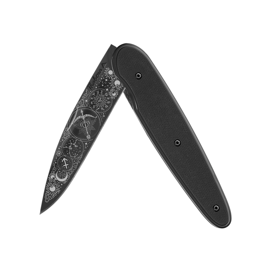 Couteau acier finition titane noir plaquette pleine résine g10 noir motif «zodiaque sagittaire»