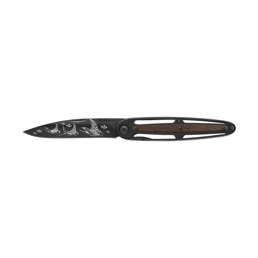 Couteau acier finition titane noir plaquette centrale bois foncé motif «raie manta»