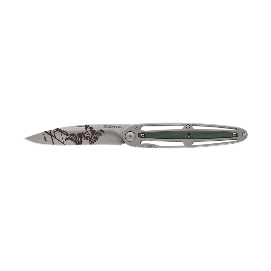 Couteau acier finition titane gris plaquette centrale résine g10 kaki motif «rugbyman»
