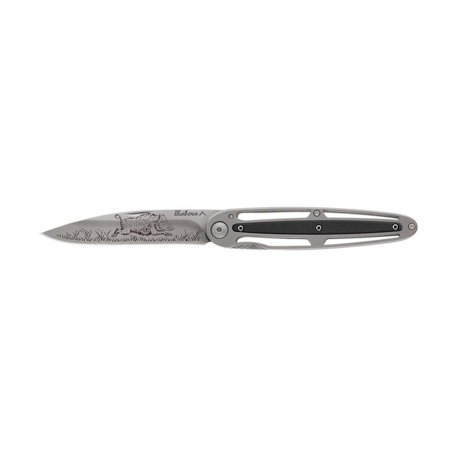 Couteau acier finition titane gris plaquette centrale résine g10 noir motif «sanglier»