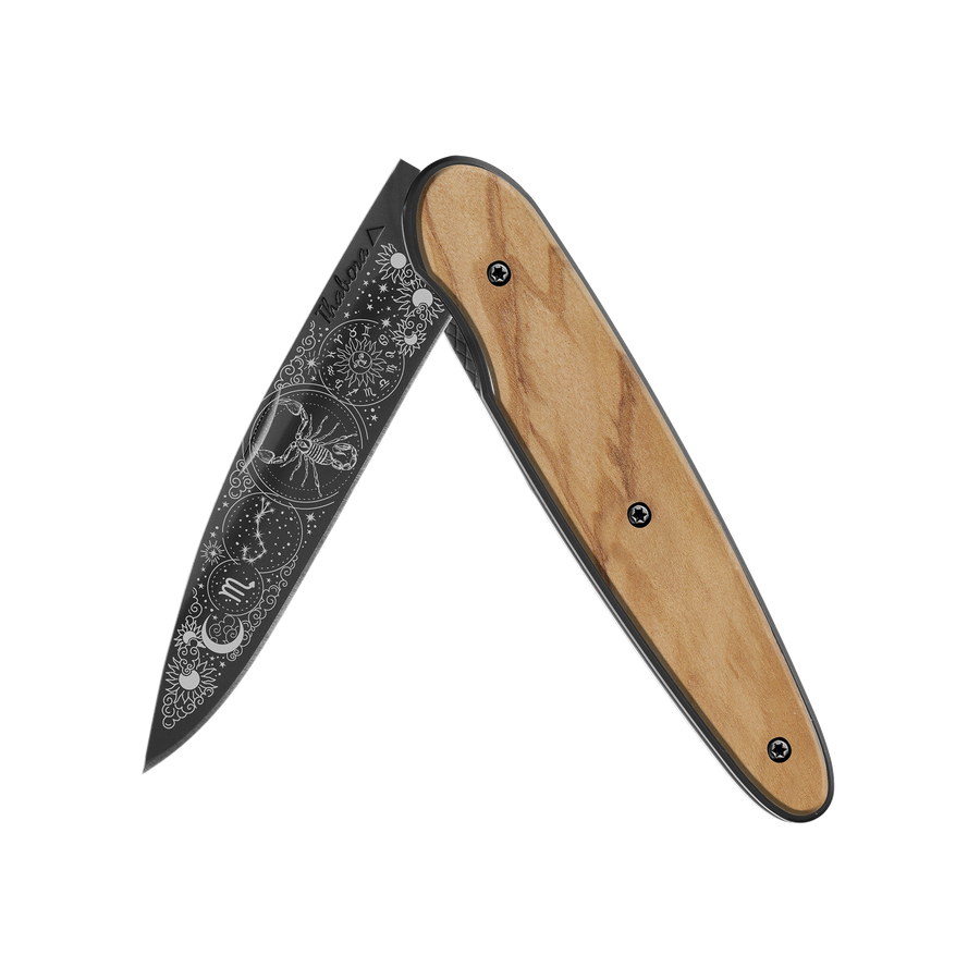 Couteau acier finition titane noir plaquette pleine bois clair motif «zodiaque scorpion»
