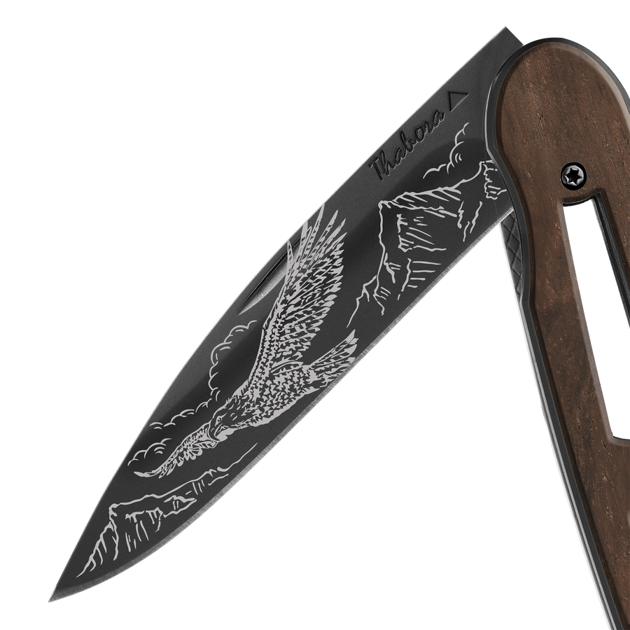 Couteau acier finition titane noir plaquette ajourée bois foncé motif «aigle»
