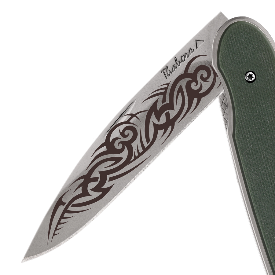 Couteau acier finition titane gris plaquette pleine résine g10 kaki motif «tribal gothique»